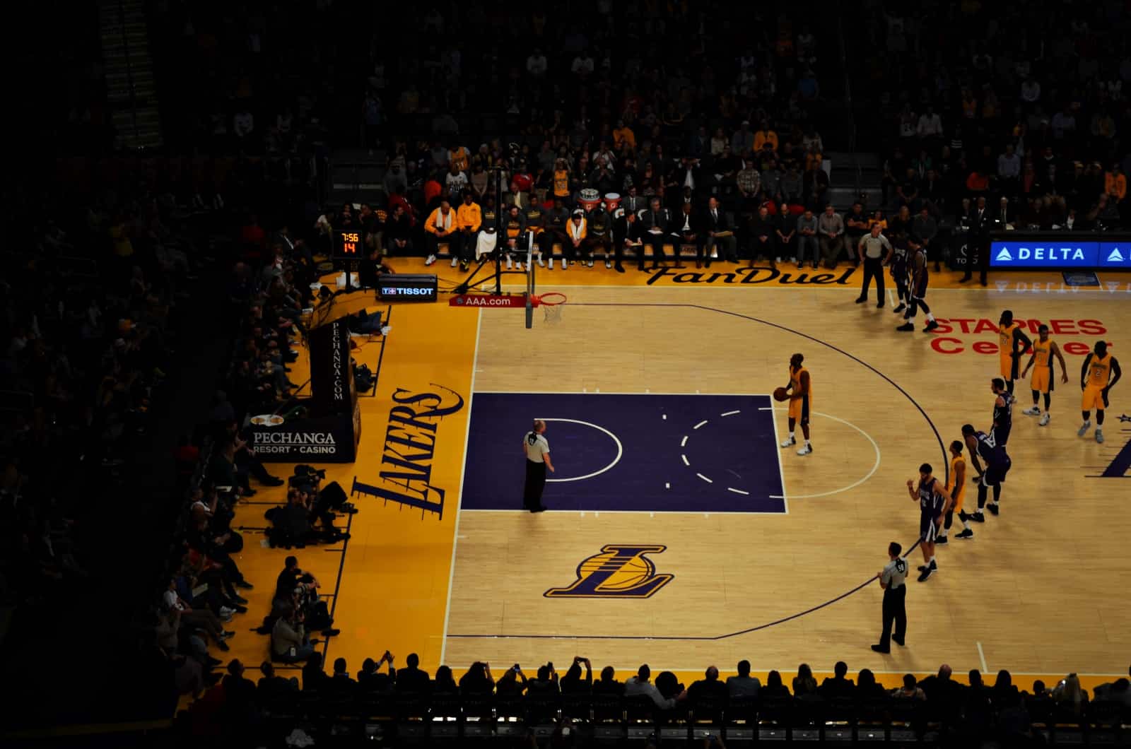 Can you jump on a free throw? Lakers player taking technical freethrow